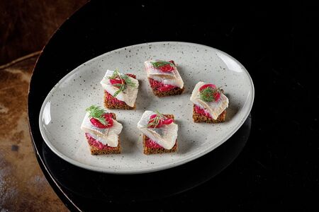 Сельдь на бородинском тосте