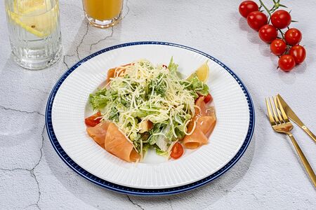 Салат Цезарь с семгой