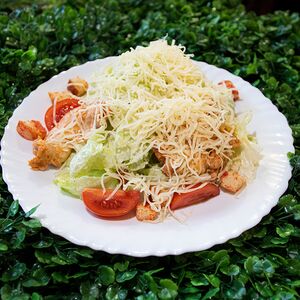 Салат Цезарь с курицей