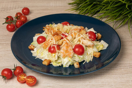 Салат Цезарь с креветками