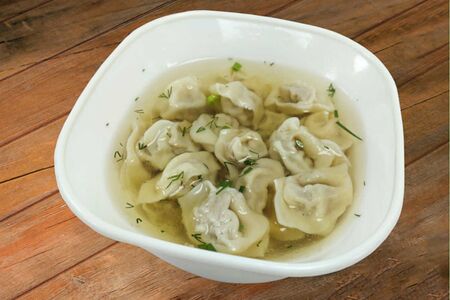Пельмени домашние с бульоном