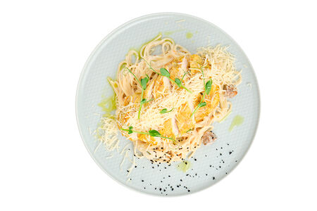 Спагетти с грудкой цыплёнка и грибами