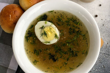 Бульон куриный с яйцом и зеленью