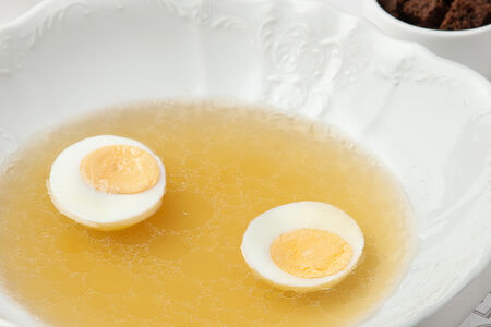 Бульон куриный с гренками и яйцом