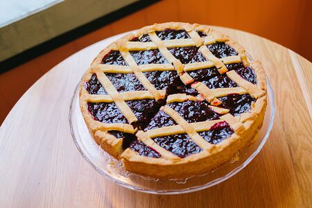 Целый домашний вишневый пирог