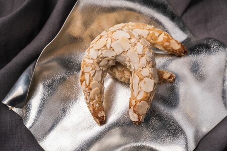 Миндальный рогалик 