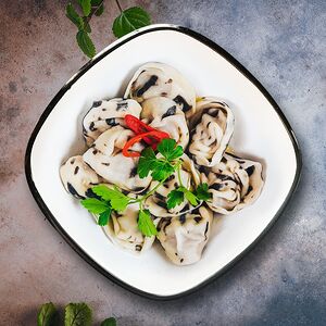 Белый бык, чёрное ухо из мраморной говядины