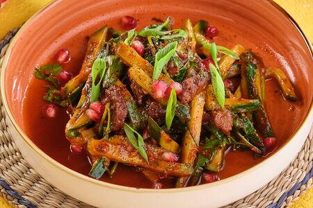 Зеленый салат с ароматной говядиной