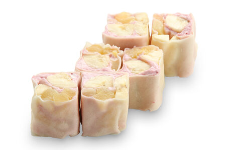 Сладкий ролл с брусникой