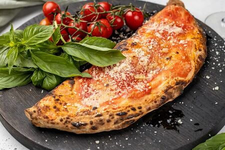 Кальцоне с прошутто и грибами