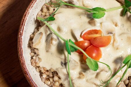 Зеленая греча с соусом дорблю грибами и курицей