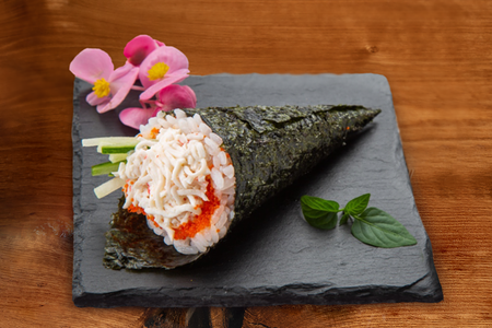 Ручной ролл с крабом