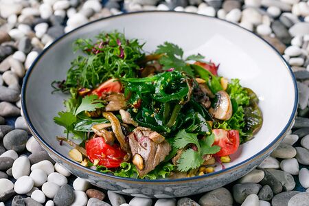 Салат теплый с говядиной