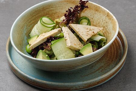 Зеленый салат с тофу и авокадо