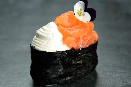 Гункан с сыром и лососем