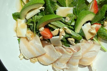 Грин салат с курицей-песто, клубникой, авокадо и киноа под грейпфрутовым соусом