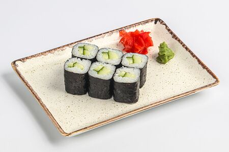 Ролл с огурцом и кунжутом