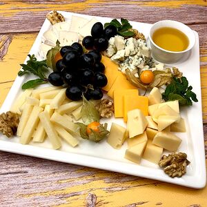 Ассорти сыров с теплым медом