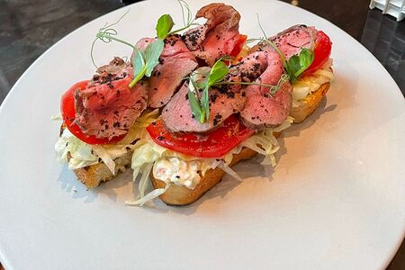 Брускетта с ростбифом