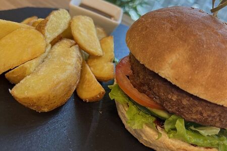 Бургер с растительной котлетой