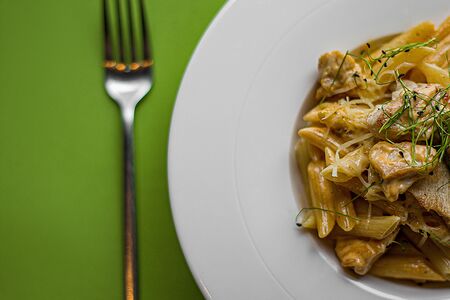 Паста с курицей в сливочно-чесночном соусе