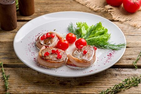 Медальоны из свинины