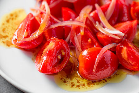 Салат из томатов с маслом и луком