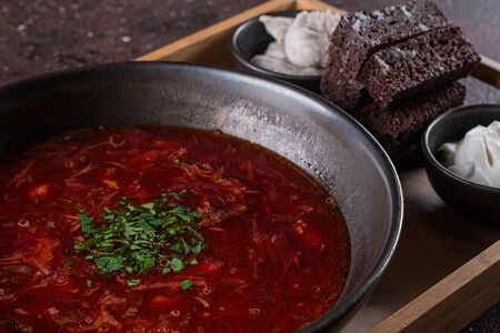 Борщ с говядиной, домашним салом и гренками