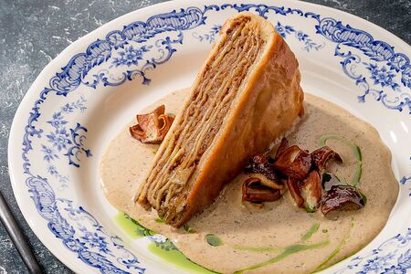 Пирог с капустой и соусом из белых грибов