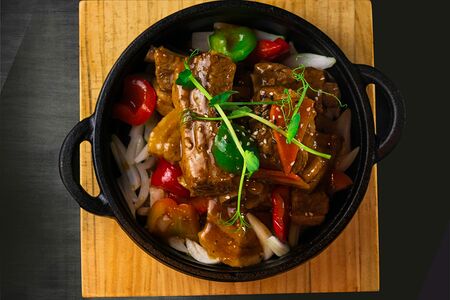 Свиные ребрышки в чугуне