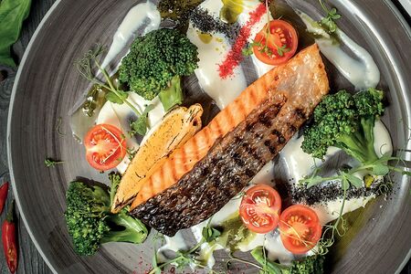 Стейк из лосося с брокколи и белым соусом