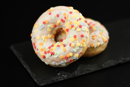 Донат с посыпкой конфетти