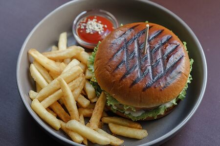 Бургер Холостяк и фри