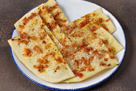 Фокачча с соусом сальса