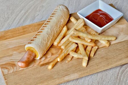 Хот-дог Французский с колбаской из курицы халяль с фри