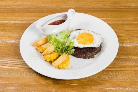 Бифштекс с соусом барбекю