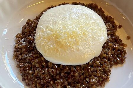 Гречневая каша с яйцом пашот и муссом из пармезана