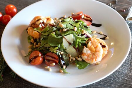 Креветки с рукколой и пармезаном