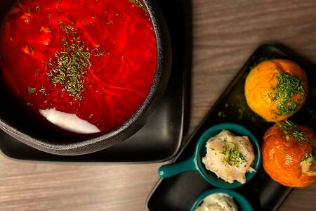 Борщ с пампушками и салом