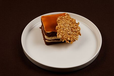 Пирожное с соленой карамелью и творожным кремом