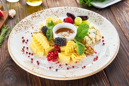 Сырная тарелка с медом