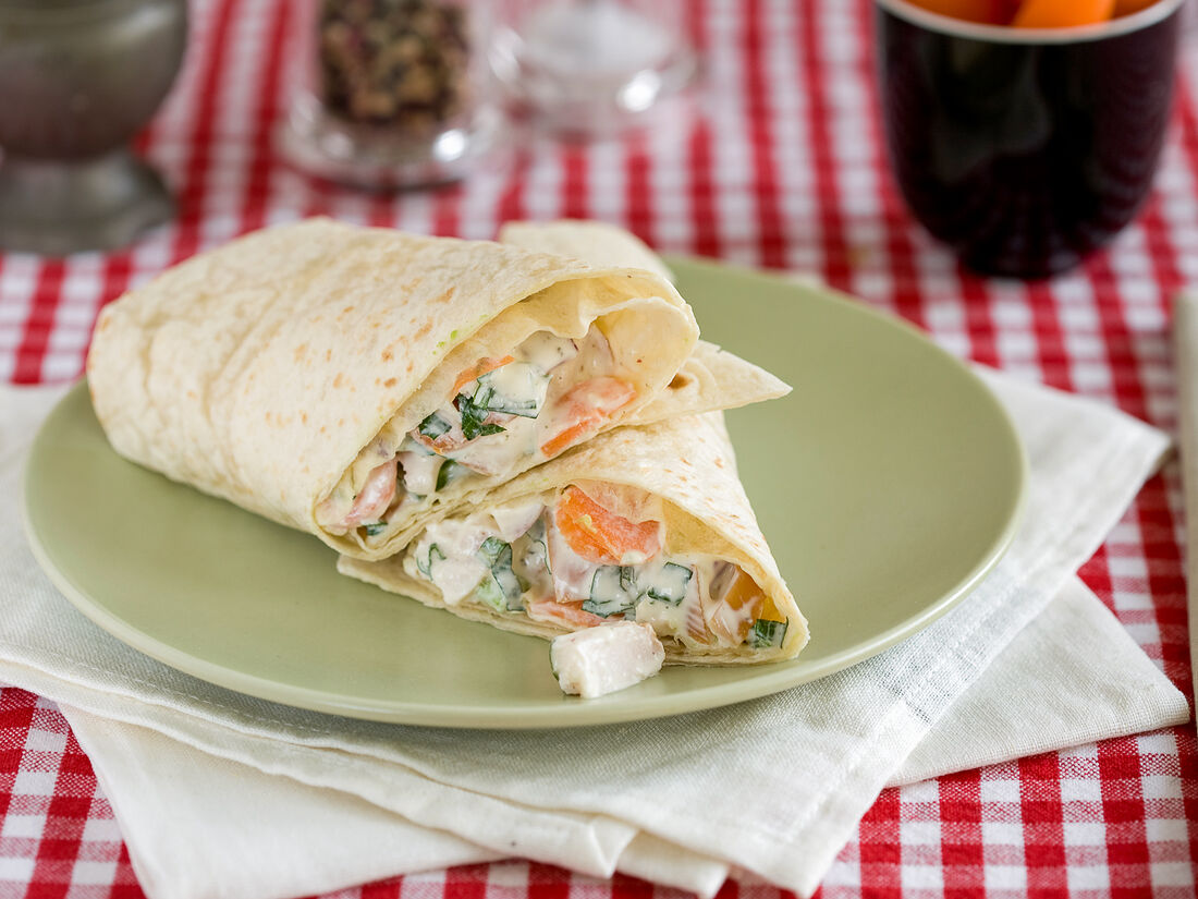 Подача шавермы на доска. Ресторанная шаурма. Трактир шаурма. Доставка шаурмы. Ресторанная шаурма.