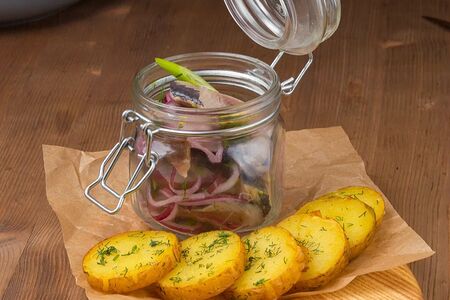 Сельдь с обжаренным картофелем и крымским луком