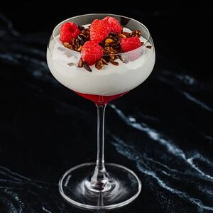 Фермерский йогурт с малиновым гелем и ягодами