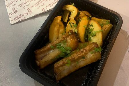 Свиные рёбра с картофельными дольками