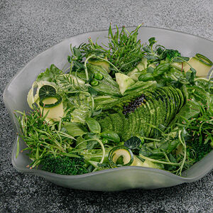 Большой зеленый салат с авокадо и оливковым маслом