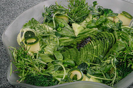 Большой зеленый салат с авокадо и оливковым маслом