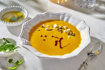 Крем-суп из тыквы с грушей и горгонзолой