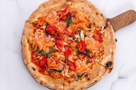 Пицца с лососем и шпинатом