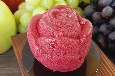 Пирожное Роза малина-маракуйя